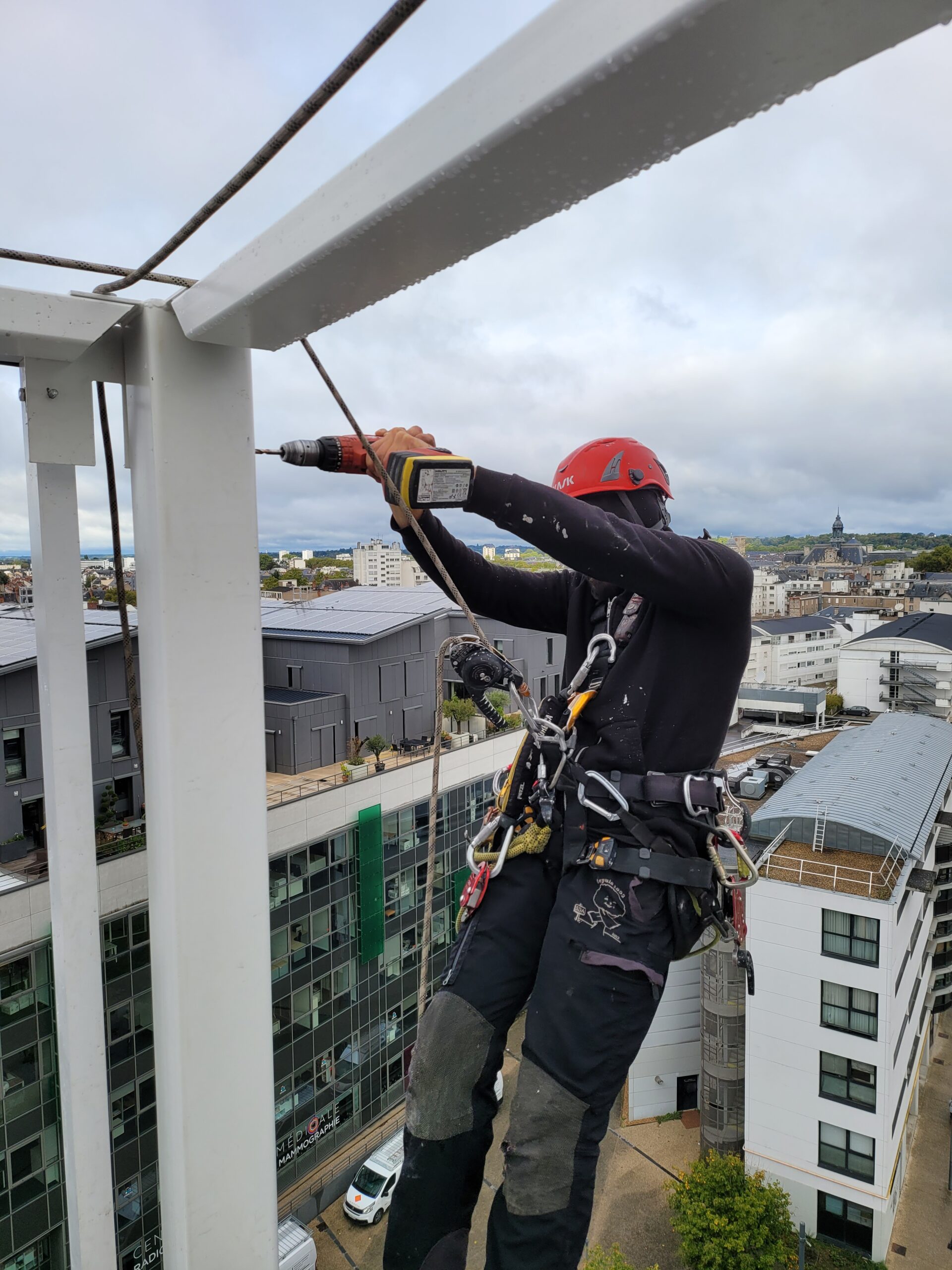 Fixation d'éléments en hauteur